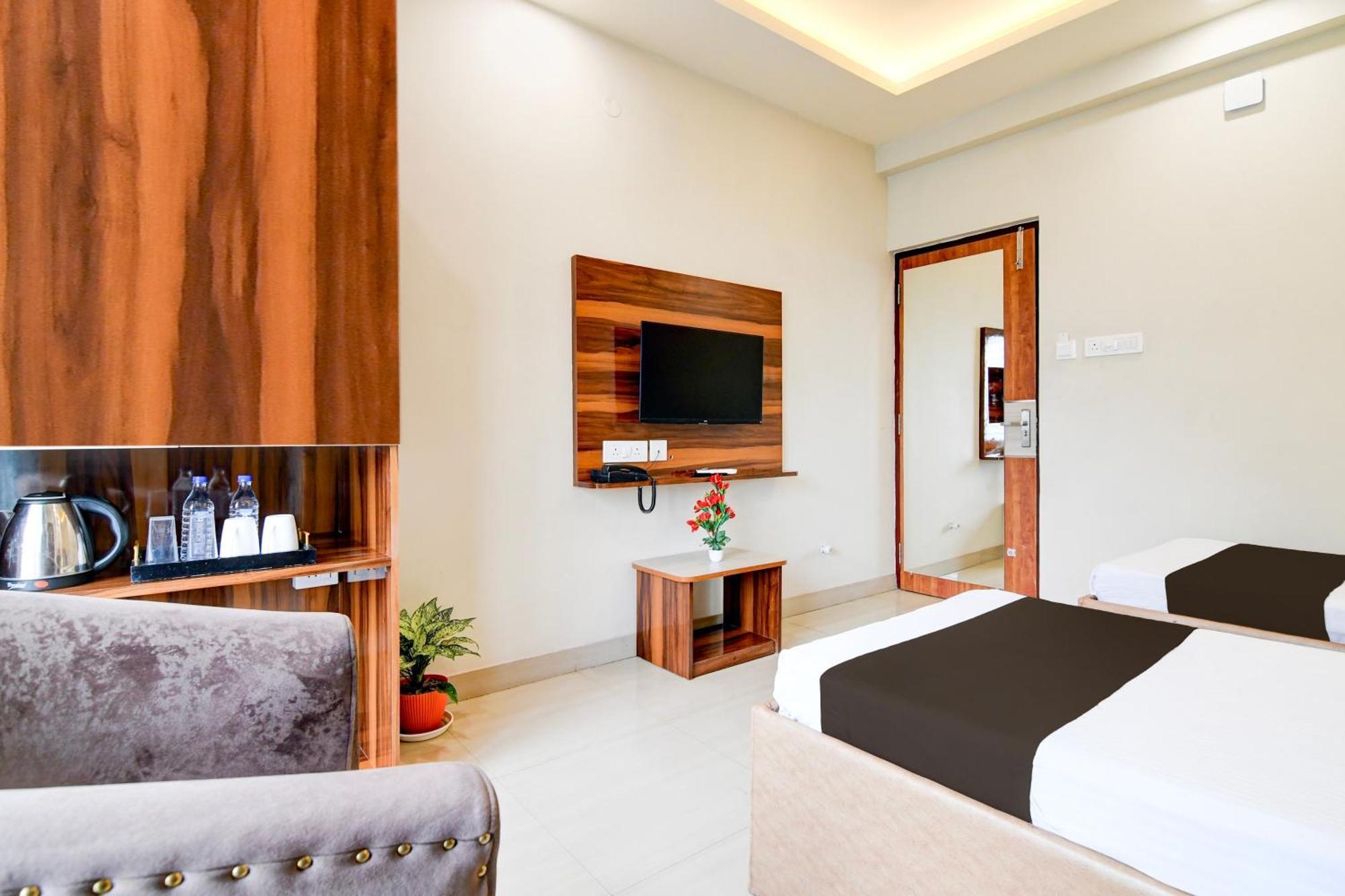 Super Townhouse Kaikhali Near Airport Kolkata Eksteriør bilde