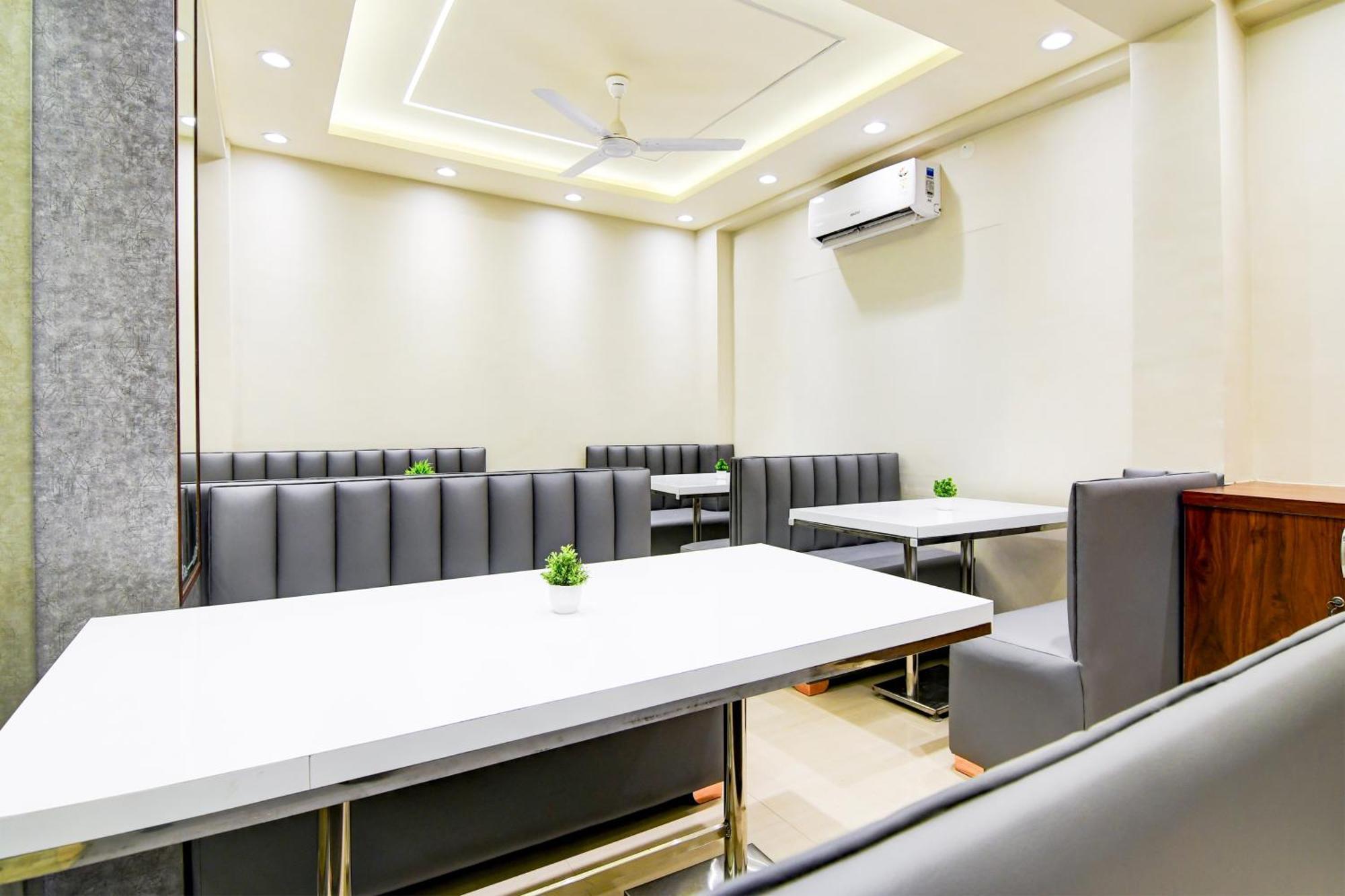 Super Townhouse Kaikhali Near Airport Kolkata Eksteriør bilde