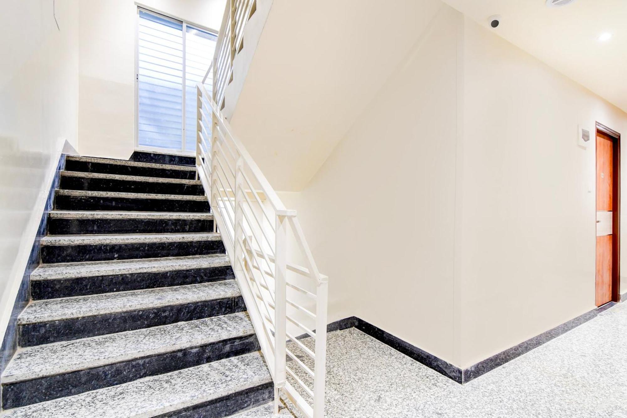 Super Townhouse Kaikhali Near Airport Kolkata Eksteriør bilde