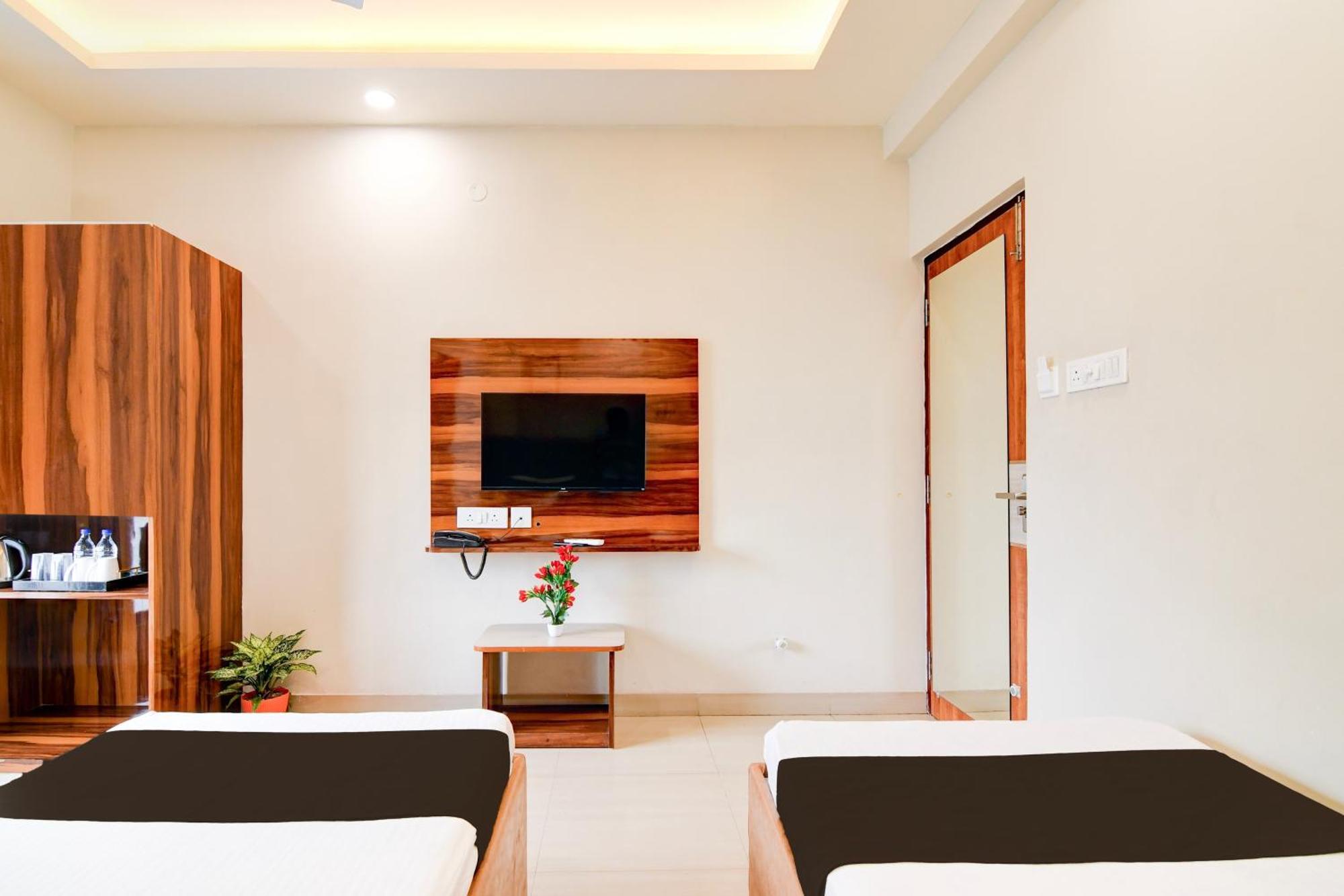 Super Townhouse Kaikhali Near Airport Kolkata Eksteriør bilde