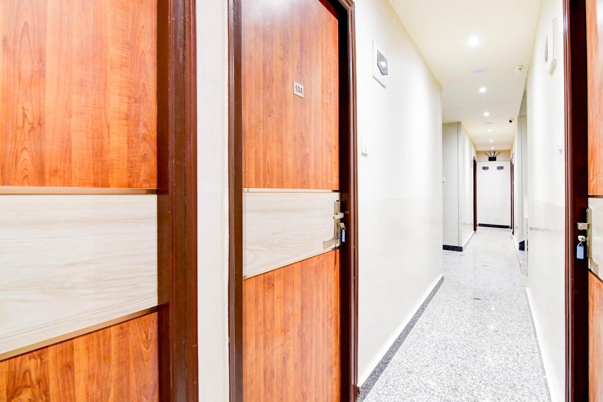 Super Townhouse Kaikhali Near Airport Kolkata Eksteriør bilde
