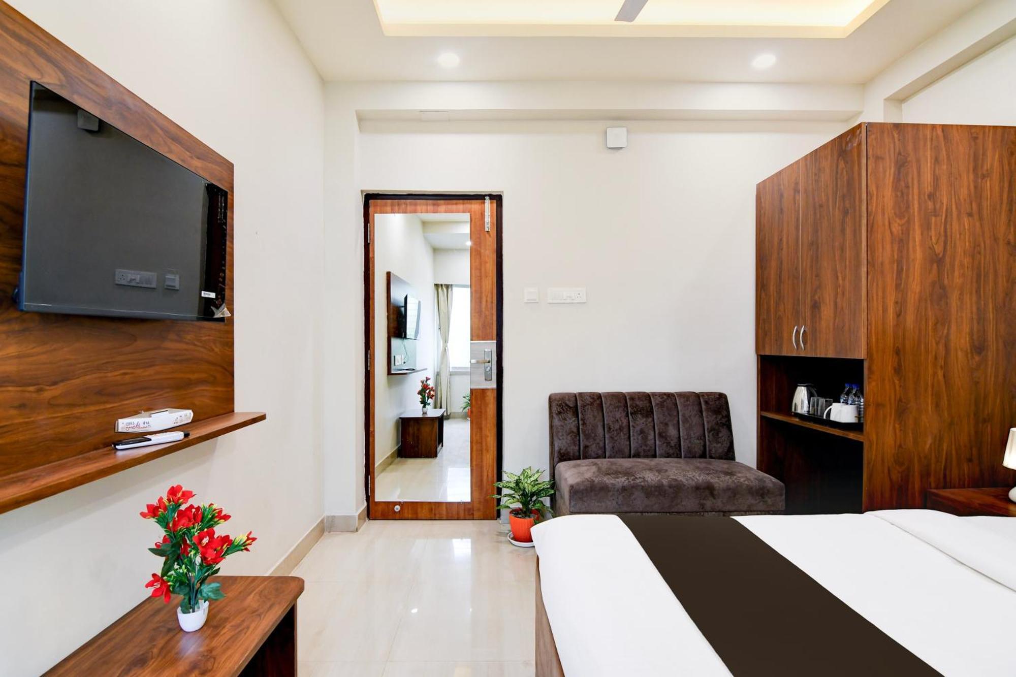 Super Townhouse Kaikhali Near Airport Kolkata Eksteriør bilde